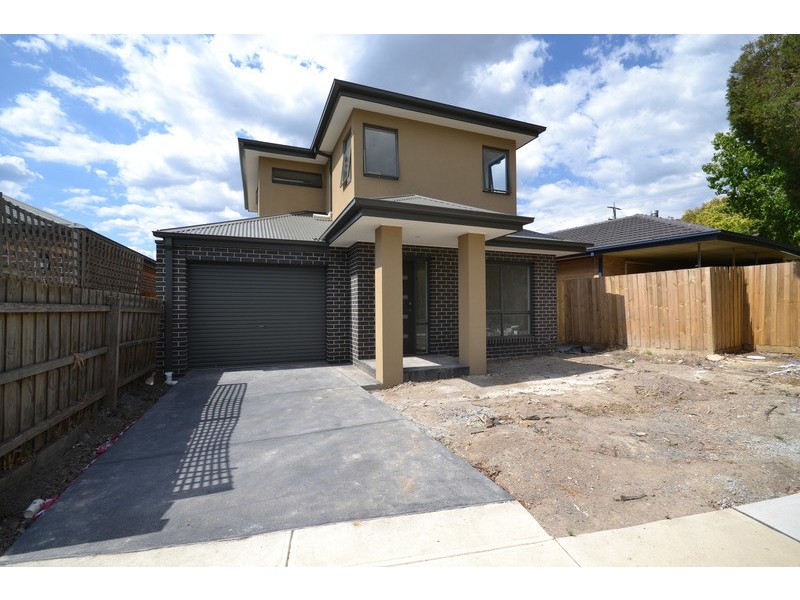 2 Longfellow Avenue, Mooroolbark VIC 3138