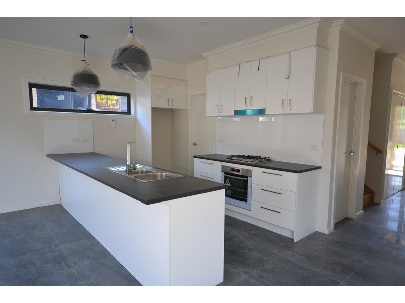 2 Longfellow Avenue, Mooroolbark VIC 3138
