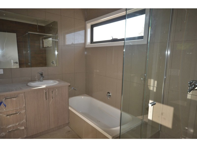 2 Longfellow Avenue, Mooroolbark VIC 3138