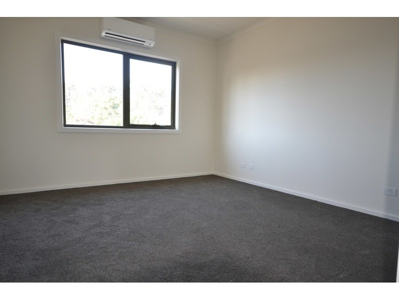 2 Longfellow Avenue, Mooroolbark VIC 3138