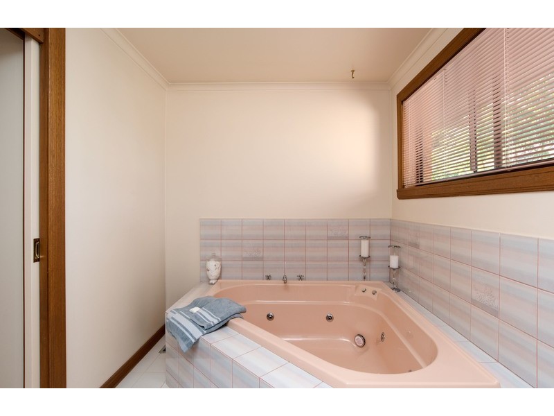 8 Kambora Court, Mooroolbark VIC 3138