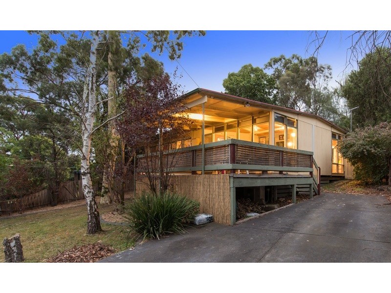 25 Highland Crescent, Mooroolbark VIC 3138
