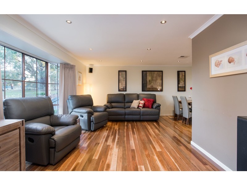 40 Azarow Circuit, Croydon South VIC 3136