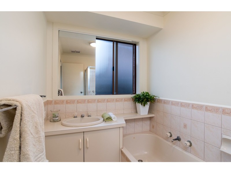 40 Azarow Circuit, Croydon South VIC 3136
