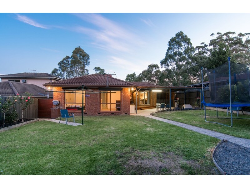 40 Azarow Circuit, Croydon South VIC 3136