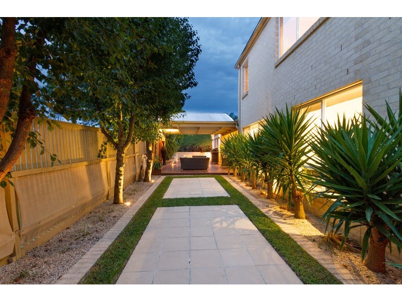 33 Freshfield Avenue, Mooroolbark VIC 3138