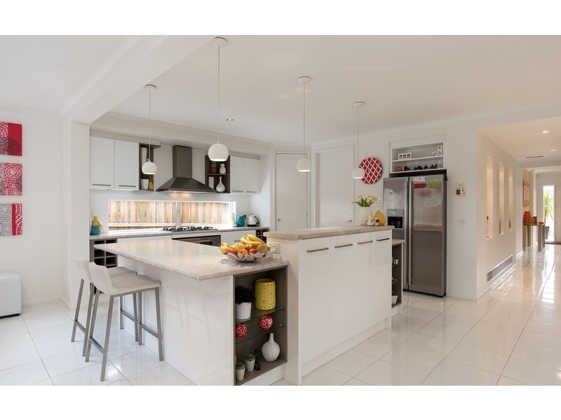 33 Freshfield Avenue, Mooroolbark VIC 3138