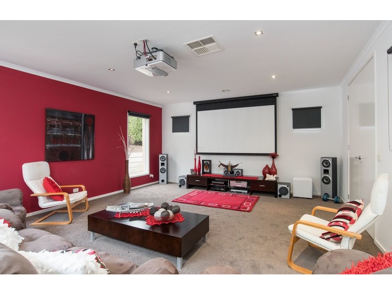 33 Freshfield Avenue, Mooroolbark VIC 3138