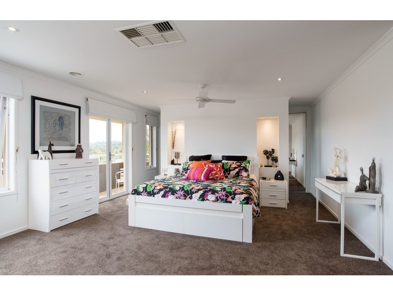 33 Freshfield Avenue, Mooroolbark VIC 3138