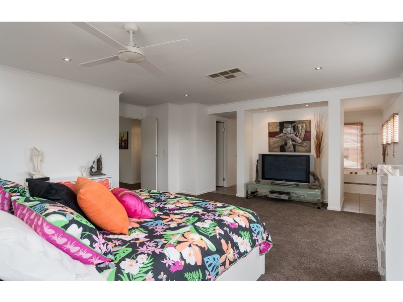 33 Freshfield Avenue, Mooroolbark VIC 3138