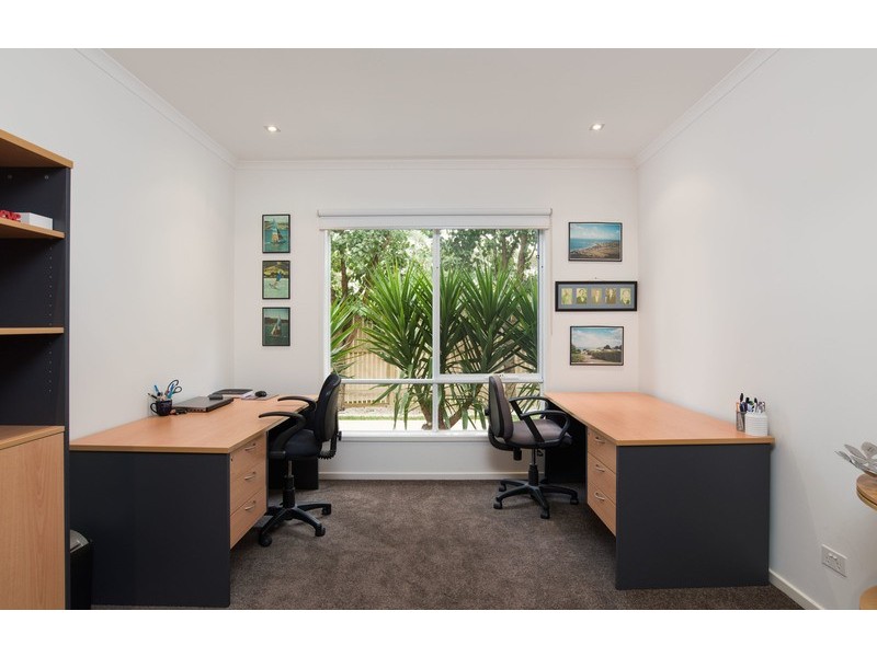 33 Freshfield Avenue, Mooroolbark VIC 3138