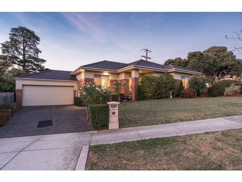35 Highland Crescent, Mooroolbark VIC 3138