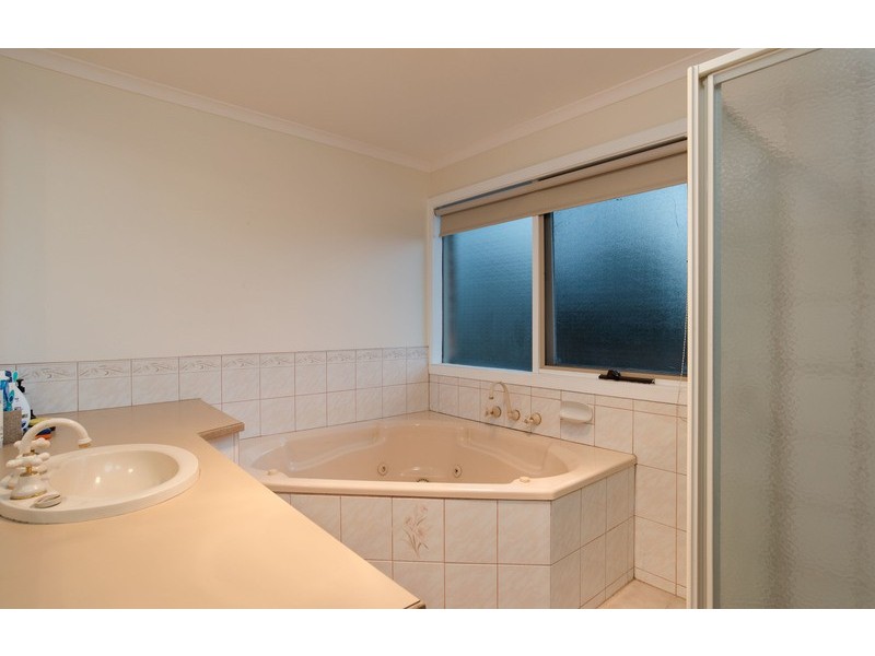 5 Highpoint Avenue, Mooroolbark VIC 3138