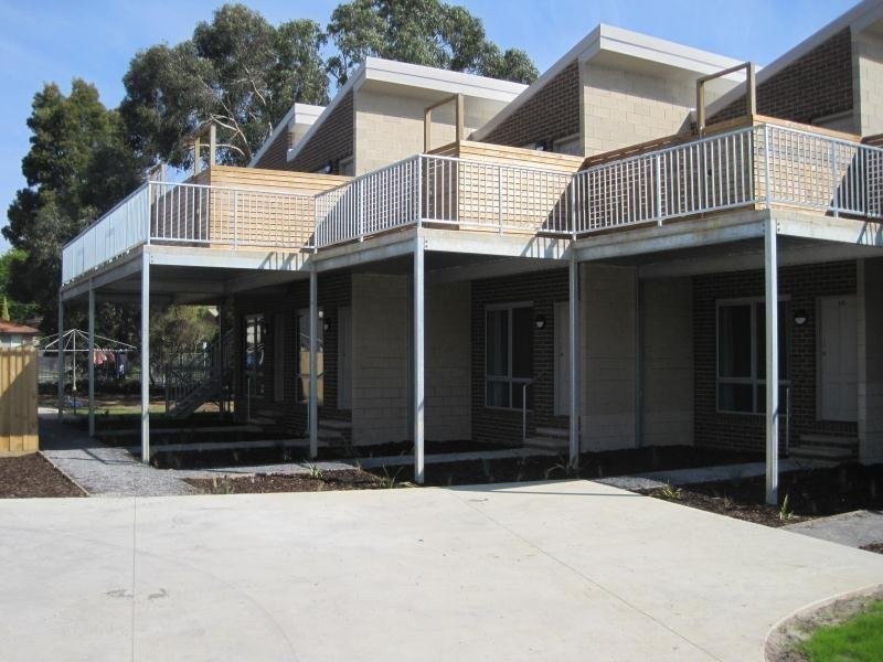 13/8-10 Mount view Parade, Mooroolbark VIC 3138