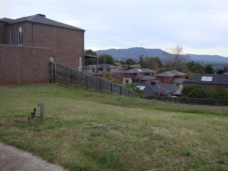 12 Huntly Avenue, Mooroolbark VIC 3138