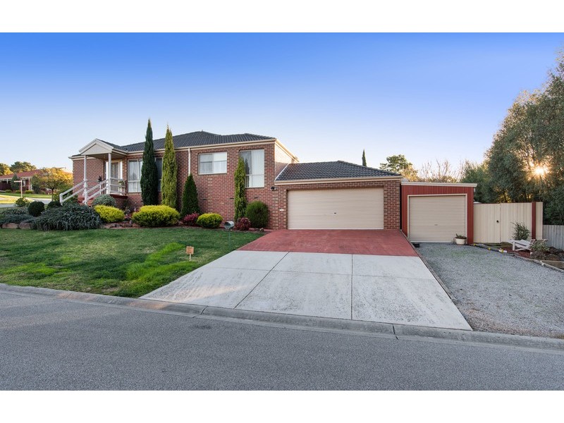 2 St James Park Rise, Mooroolbark VIC 3138