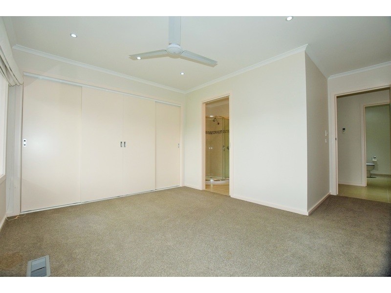 10 Lucas Avenue, Kilsyth VIC 3137