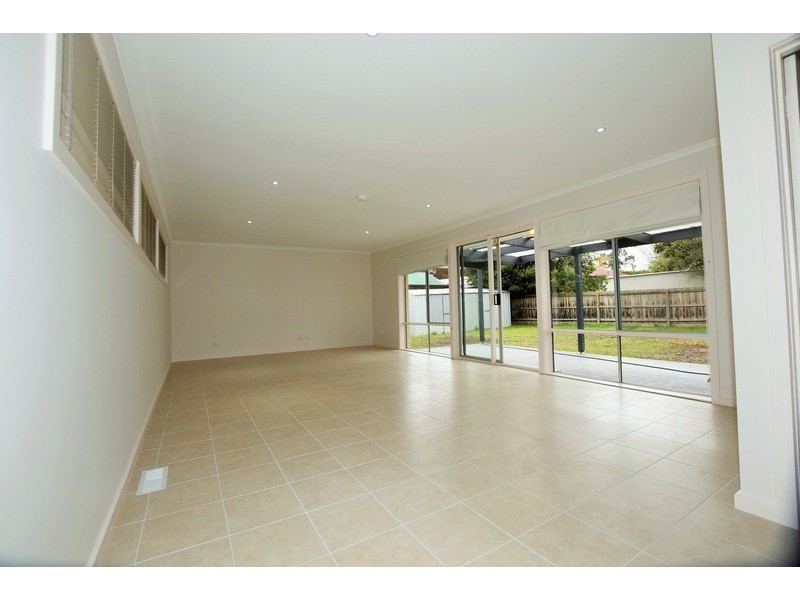10 Lucas Avenue, Kilsyth VIC 3137