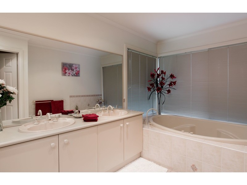 17 Kirkford Drive, Mooroolbark VIC 3138