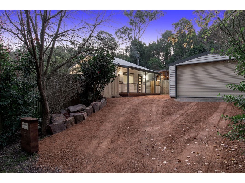 8 Joy Avenue, Mount Evelyn VIC 3796