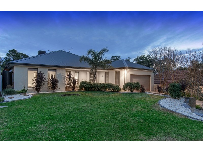 18 St James Park Rise, Mooroolbark VIC 3138