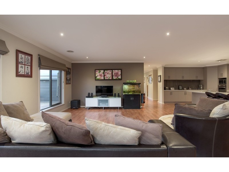 18 St James Park Rise, Mooroolbark VIC 3138