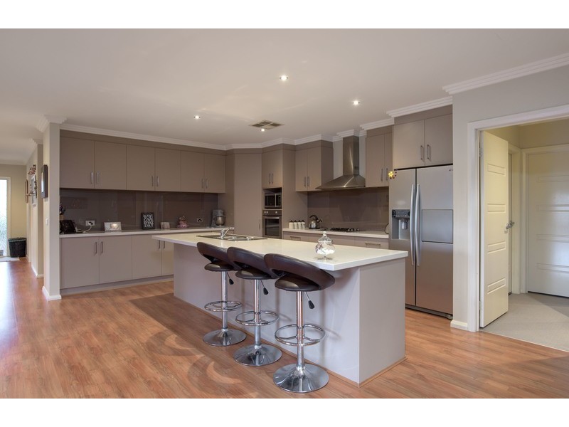 18 St James Park Rise, Mooroolbark VIC 3138