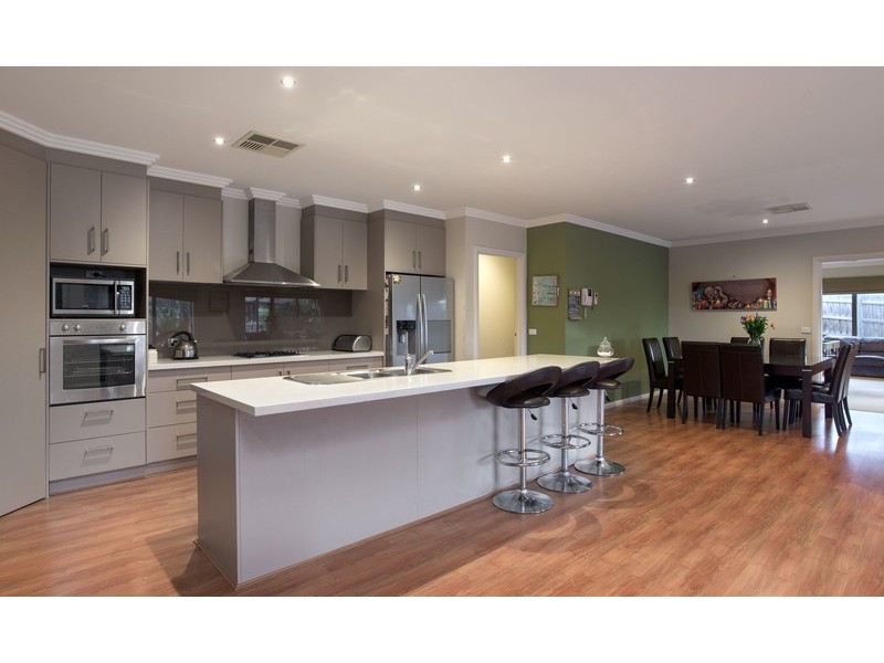 18 St James Park Rise, Mooroolbark VIC 3138