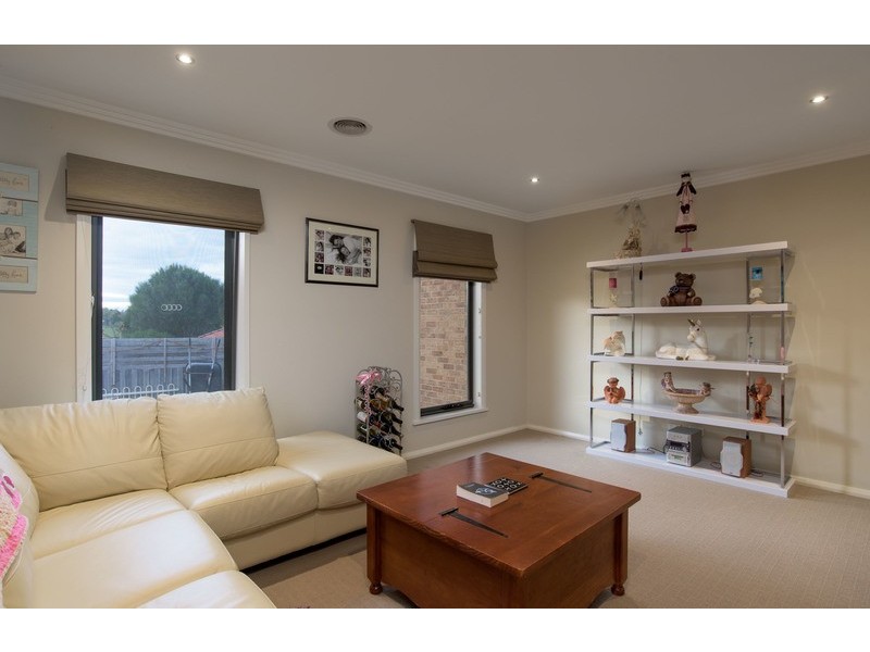 18 St James Park Rise, Mooroolbark VIC 3138