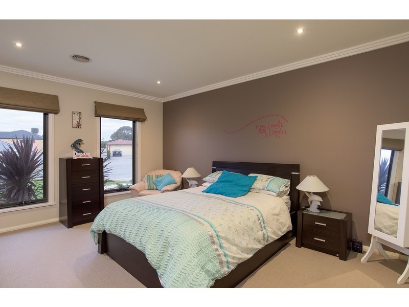 18 St James Park Rise, Mooroolbark VIC 3138