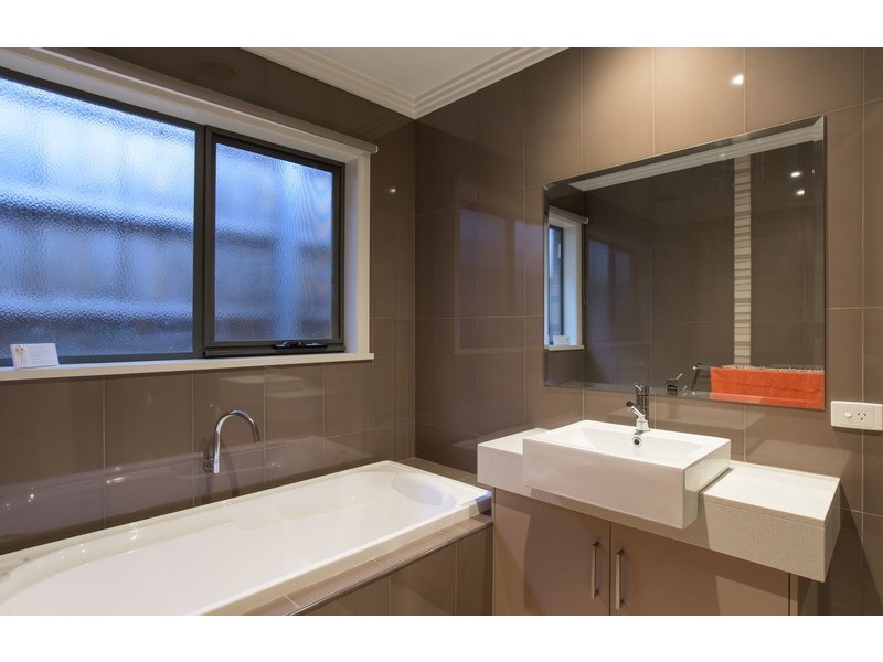 18 St James Park Rise, Mooroolbark VIC 3138