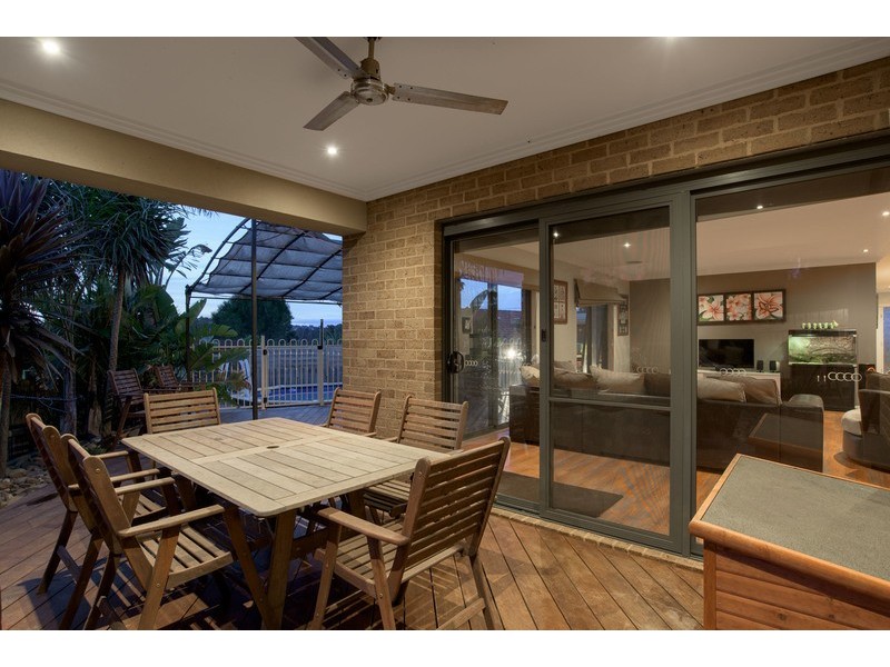 18 St James Park Rise, Mooroolbark VIC 3138