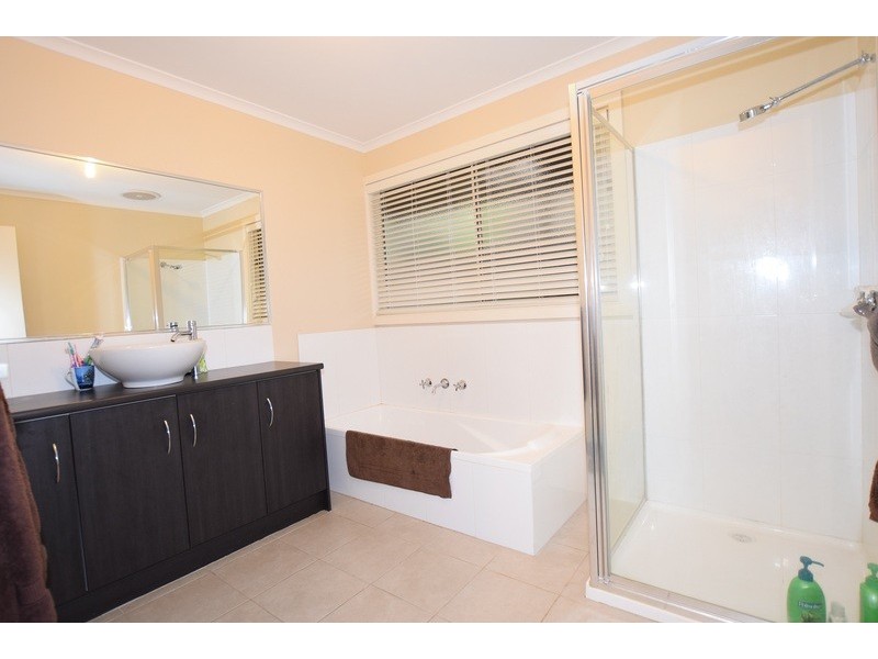 2/4 Thornton Court, Mooroolbark VIC 3138