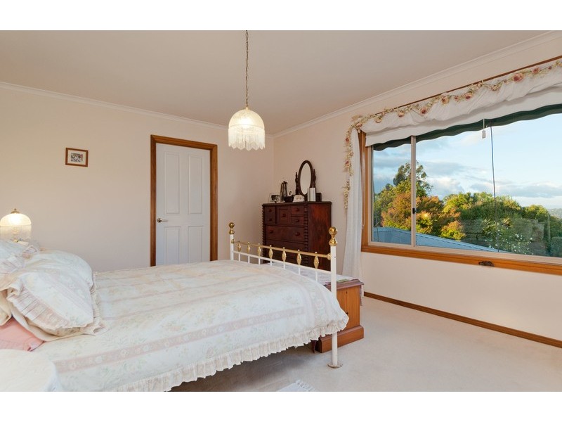 13 Hilledge Lane, Mooroolbark VIC 3138