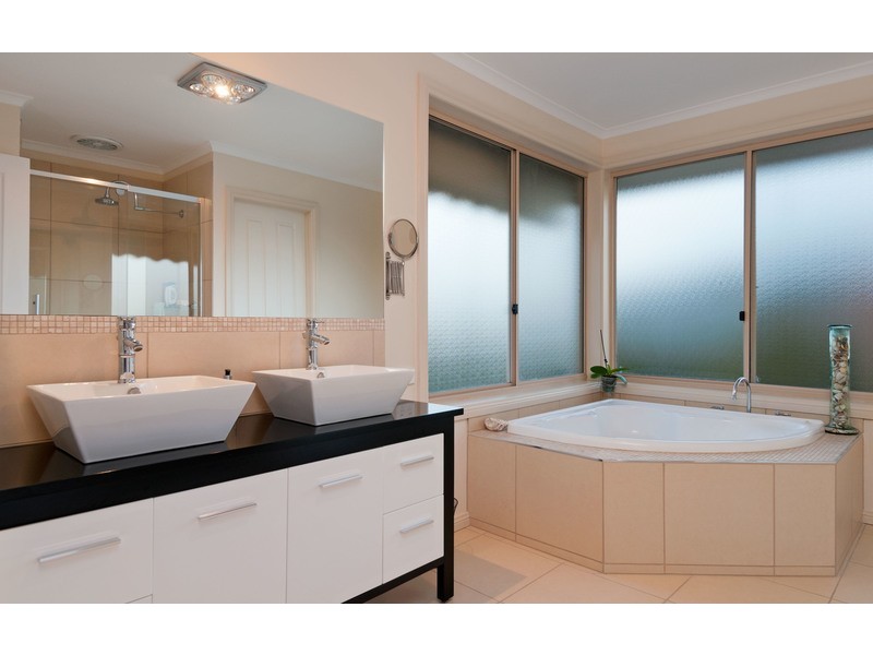 13 Hilledge Lane, Mooroolbark VIC 3138