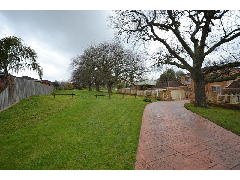 16 Great Oak Court, Mooroolbark VIC 3138