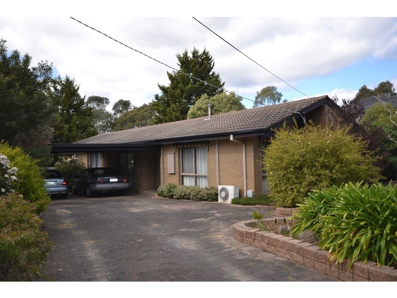 6 Nambour Drive, Mooroolbark VIC 3138
