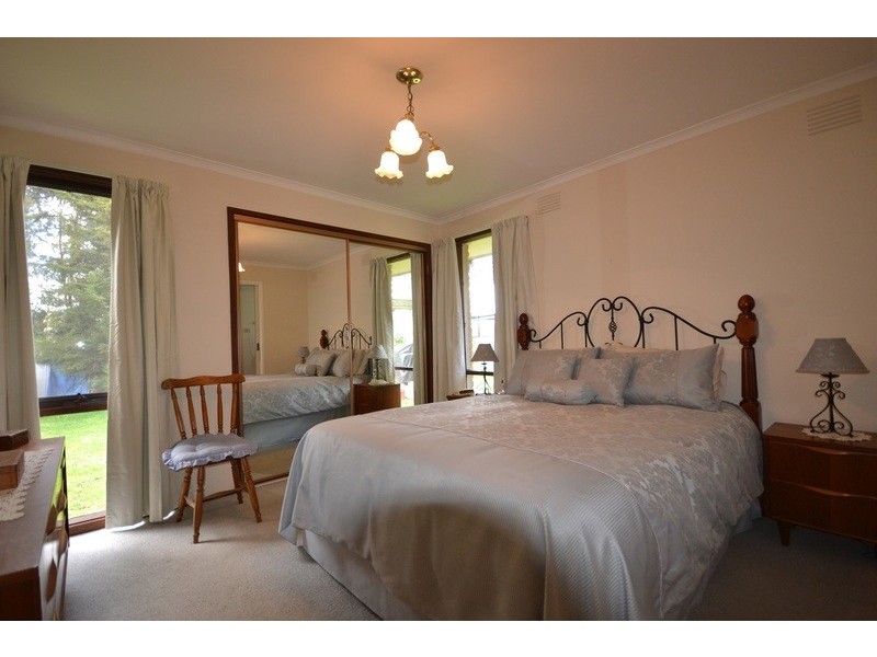 6 Nambour Drive, Mooroolbark VIC 3138
