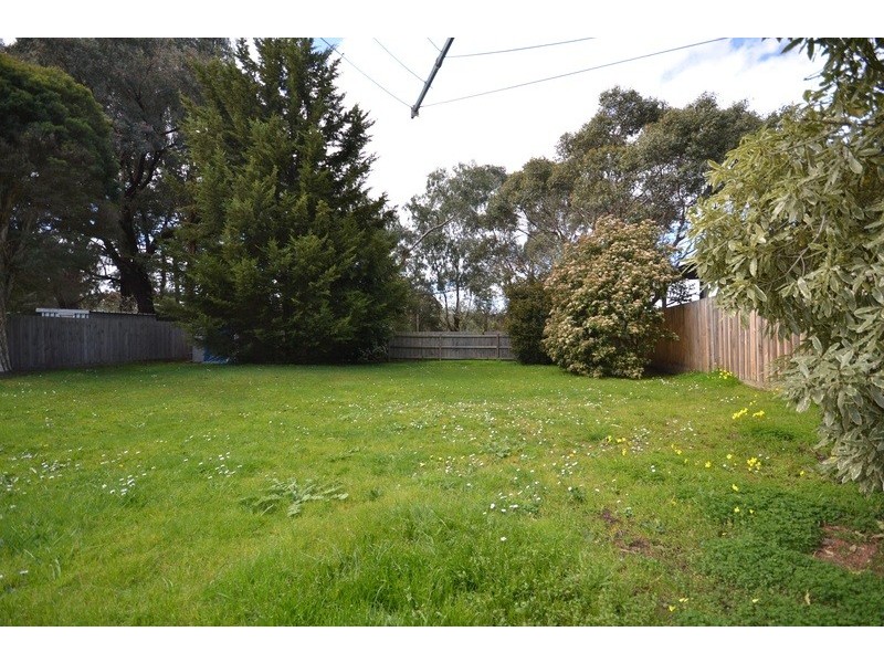 6 Nambour Drive, Mooroolbark VIC 3138