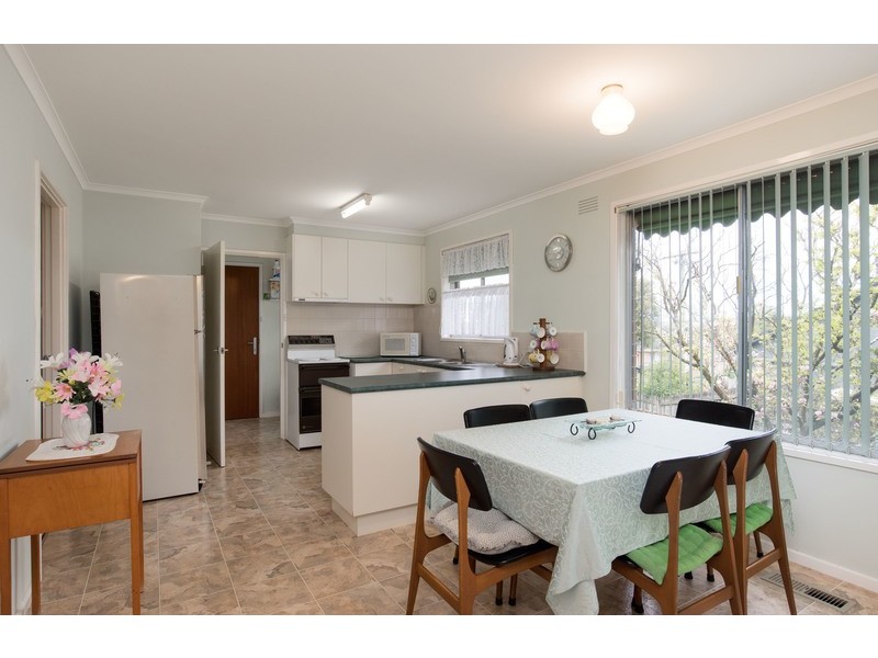 33 Sweetland Road, Mooroolbark VIC 3138