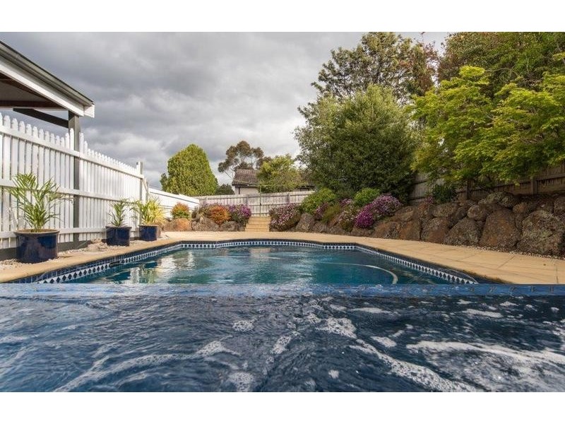 16 Wainewright Avenue, Mooroolbark VIC 3138