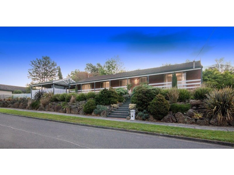 16 Wainewright Avenue, Mooroolbark VIC 3138