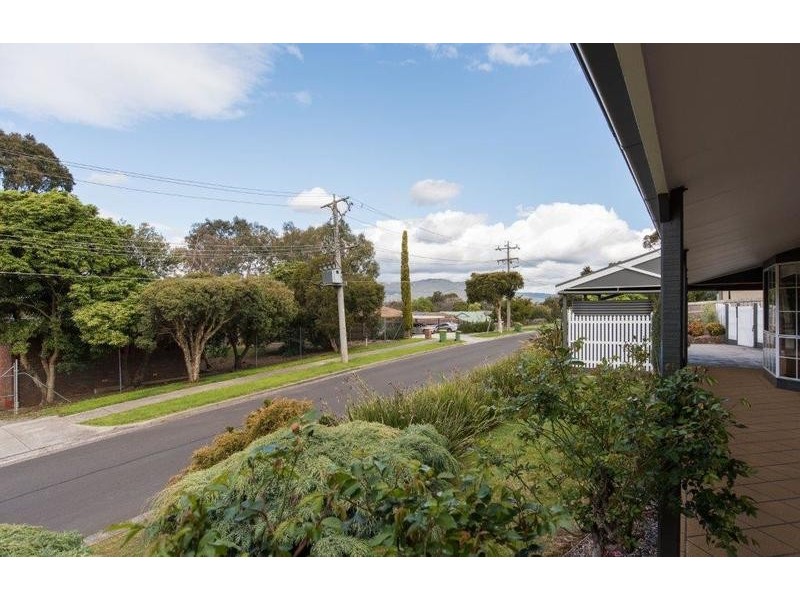 16 Wainewright Avenue, Mooroolbark VIC 3138