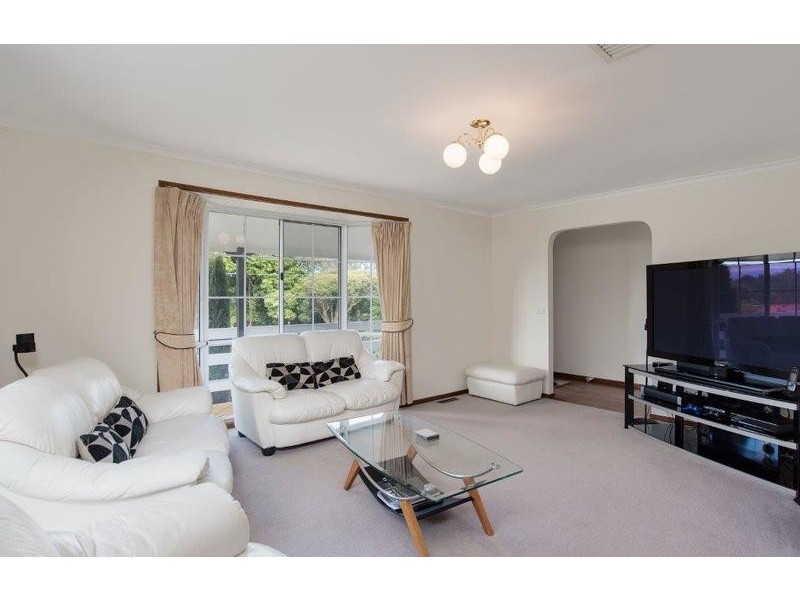 16 Wainewright Avenue, Mooroolbark VIC 3138