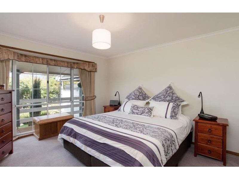 16 Wainewright Avenue, Mooroolbark VIC 3138