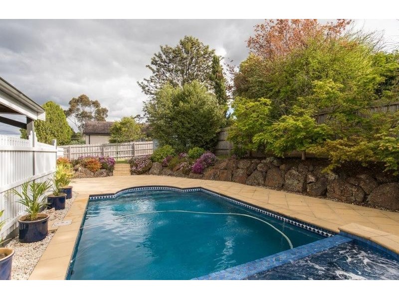 16 Wainewright Avenue, Mooroolbark VIC 3138