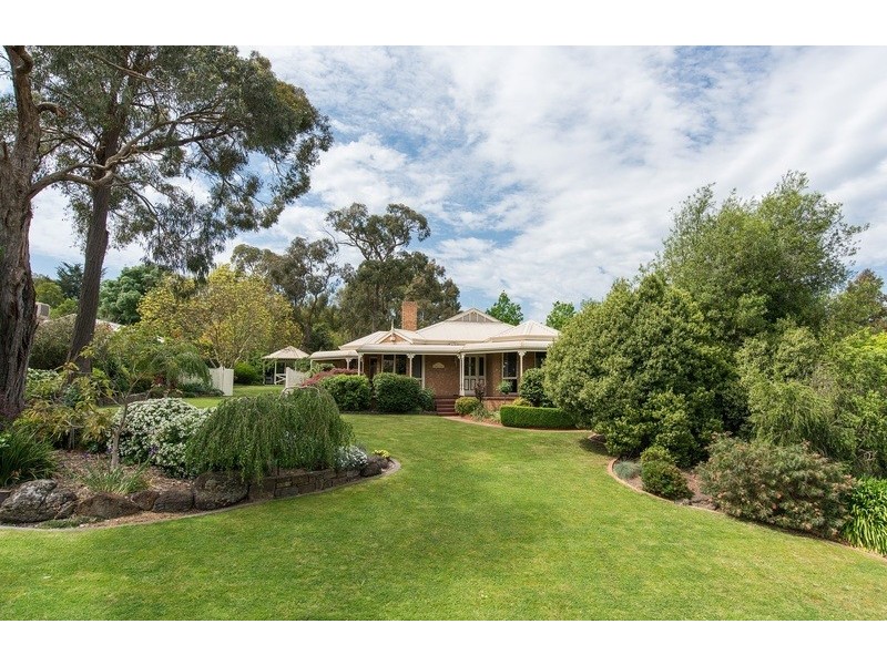 5 Fielden Close, Mooroolbark VIC 3138