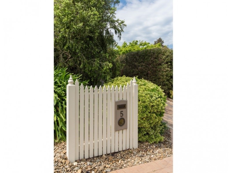 5 Fielden Close, Mooroolbark VIC 3138