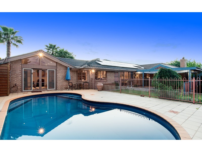 15 Greenbank Drive, Mooroolbark VIC 3138