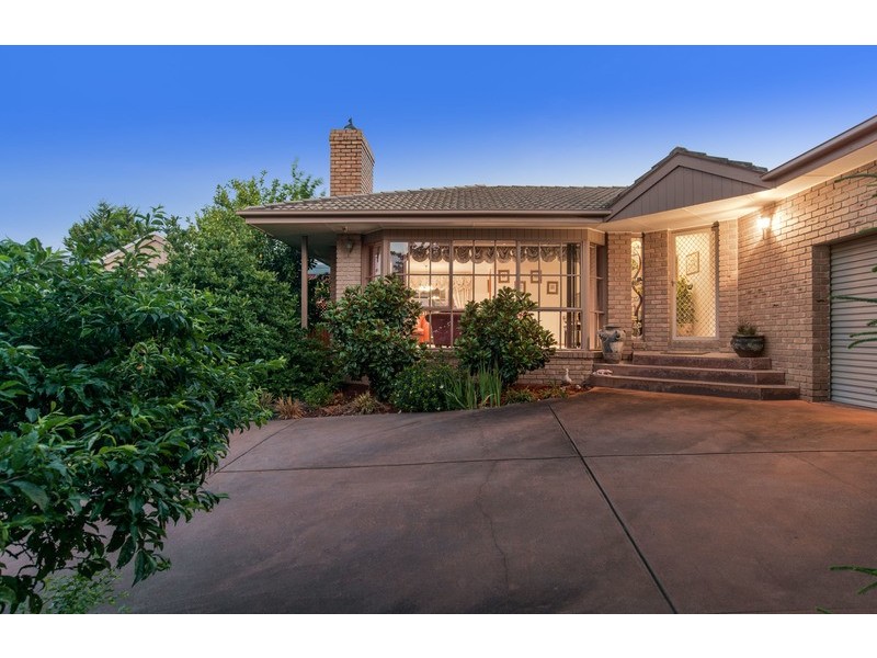 15 Greenbank Drive, Mooroolbark VIC 3138